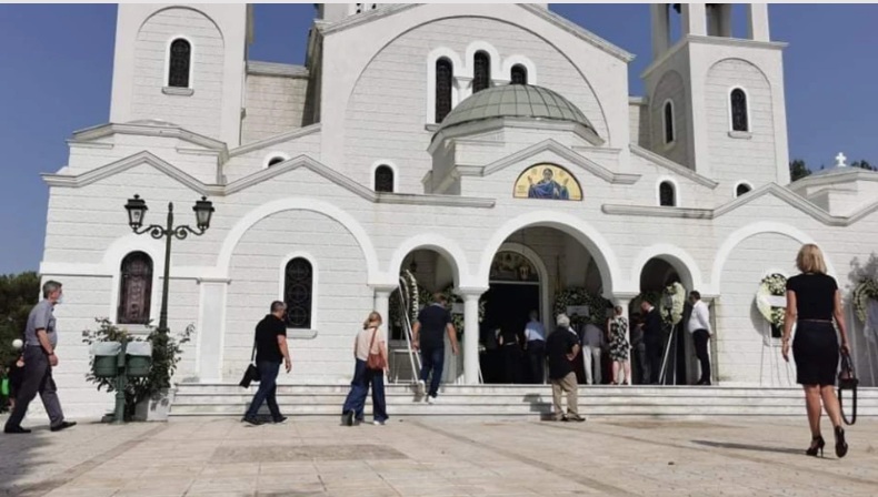 Συγκίνηση στο τελευταίο αντίο στον Σταύρο Δογιάκη: Στον Ι.Ν. Κοιμήσεως Θεοτόκου στην Κάντζα η κηδεία του