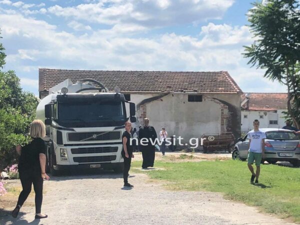 Θεσσαλονίκη: «Λύγισαν» οι πυροσβέστες όταν ανέσυραν νεκρό το 18 μηνών αγοράκι