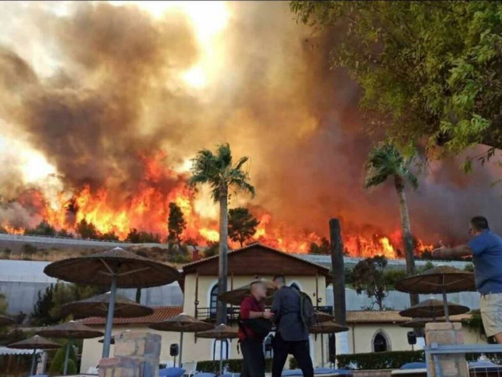 Φωτιά στην Αχαΐα: Δύσκολη μάχη με τις φλόγες – Εκκενώνεται και ο Λόγγος, κάηκαν σπίτια