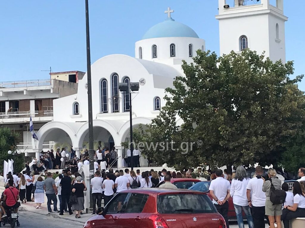 Φολέγανδρος: Συγκλονίζει το γράμμα του θείου της Γαρυφαλλιάς στην κηδεία της άτυχης κοπέλας