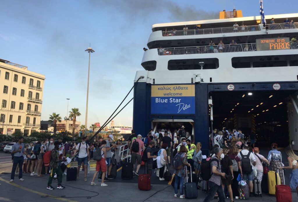 Νέα μέτρα: Πόσοι από τους 1.800 ταξιδιώτες για Κυκλάδες δεν πέρασαν τον καταπέλτη του πλοίου