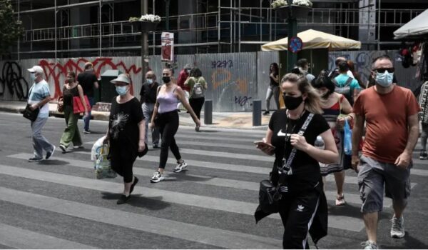 Σοκ από την αύξηση των κρουσμάτων: Επιστρέφει η μάσκα παντού