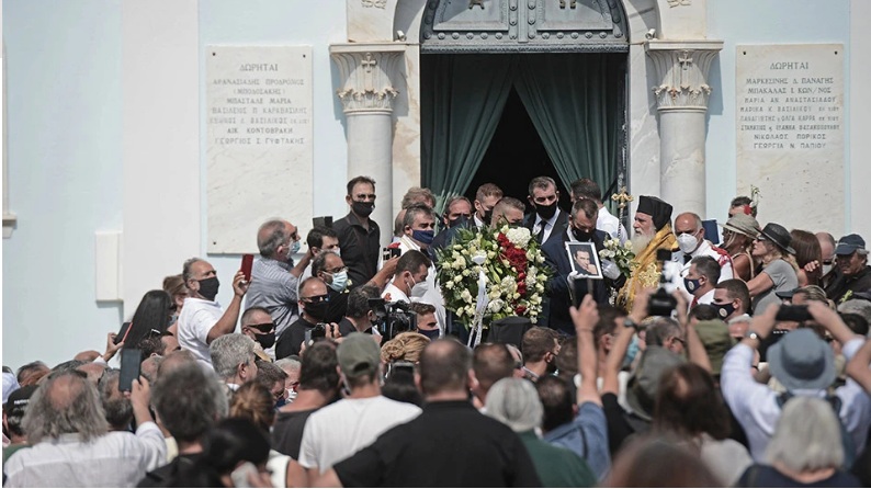 “Ανεπανάληπτος”! Το τελευταίο χειροκρότημα στον σπουδαίο Τόλη Βοσκόπουλο – Δείτε  φωτογραφίες