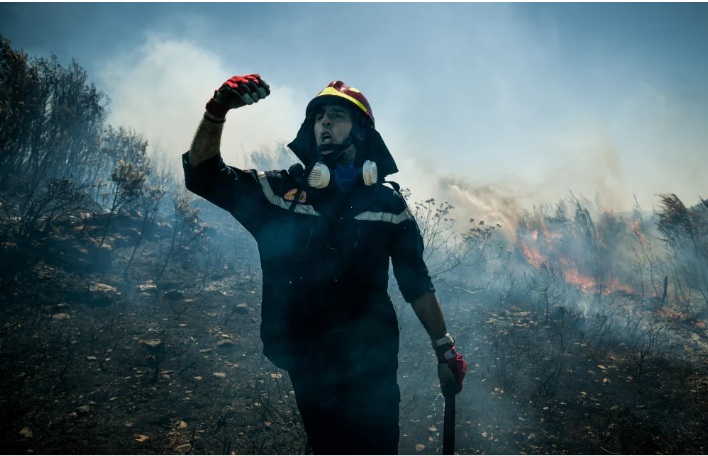 Φωτιά στην Εύβοια: Η συγκλονιστική στιγμή που χτυπούν οι καμπάνες στις Κεχριές για να φύγουν οι κάτοικοι