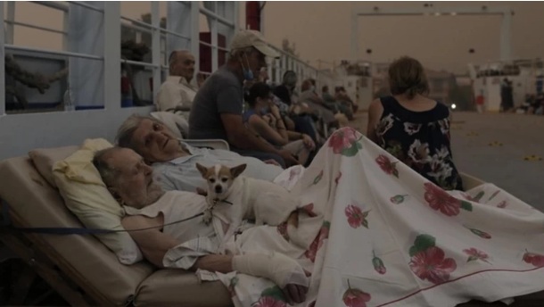 Φωτιά στην Εύβοια: Συγκινεί η φωτογραφία των ηλικιωμένων πυρόπληκτων πάνω στο φέρι μποτ