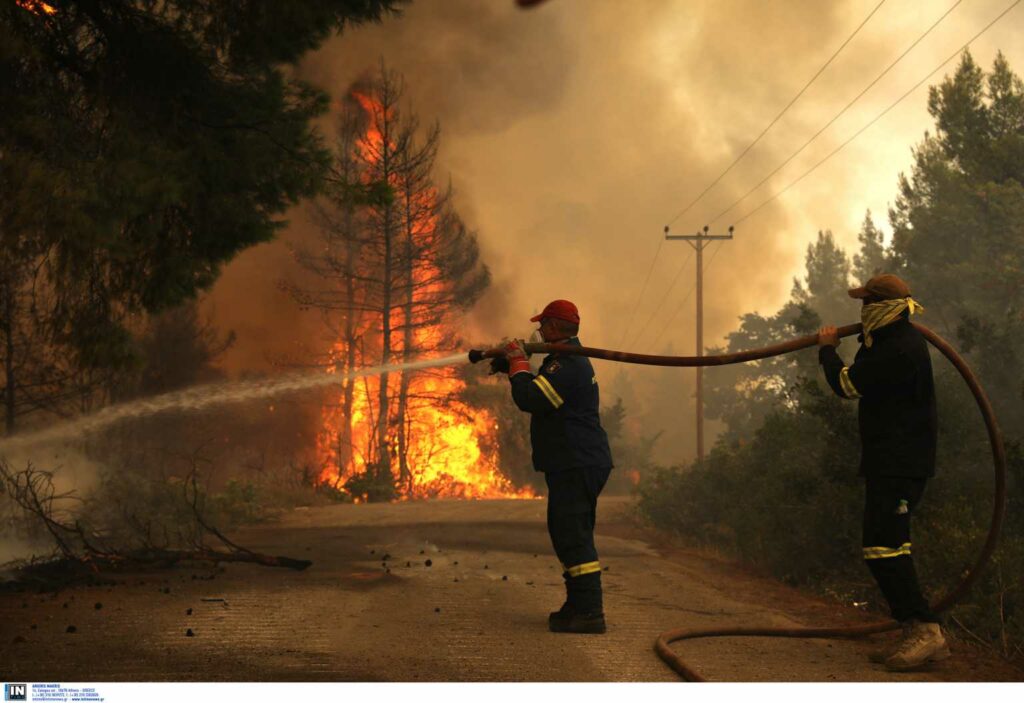 Φωτιά στην Εύβοια: Σταμάτησαν στη θάλασσα οι φλόγες στο Αγριοβότανο – Παραμένει ο κίνδυνος για τις Καματριάδες