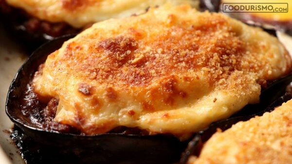 Μελιτζάνες παπουτσάκια με σάλτσα κιμά και μπεσαμέλ!