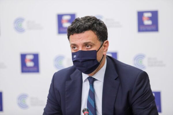 Tα νέα μέτρα που ανακοίνωσε ο Βασίλης Κίκιλιας: Μπλόκο στους ανεμβολίαστους – Τι ισχύει για μάσκες, εστίαση, σχολεία τεστ