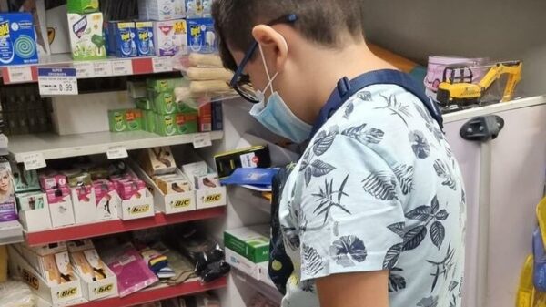 Viral ο μικρός Μανώλης: Το παγωτό που “έγινε” κονσέρβα για τους πυρόπληκτους και συγκίνησε