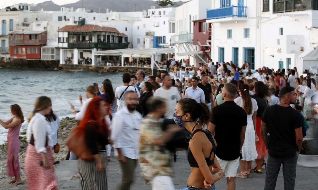Μύκονος: Στα χέρια της αστυνομίας η «σπείρα με τα στρινγκ» – Πώς παρέσυραν τα θύματά τους