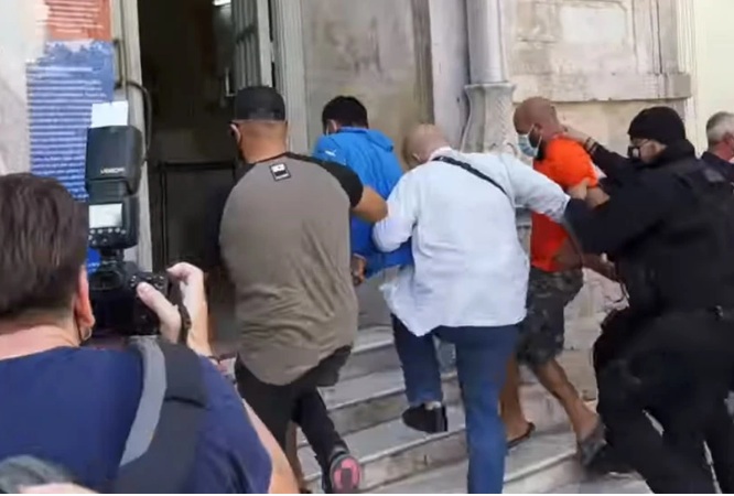 Έγκλημα στη Μεσαρά: Προφυλακίσθηκε ο 27χρονος Ρουμάνος – «Φονιά, φονιά» φώναζαν η μάνα και η χήρα του κτηνοτρόφου