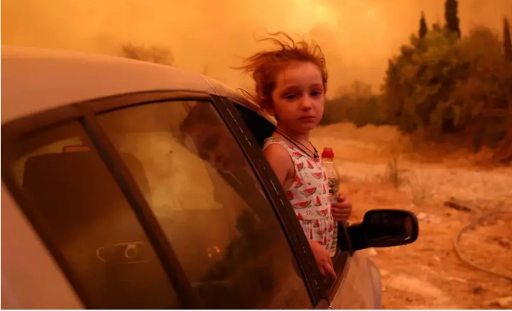 Φωτιές: Συγκλονίζει η φωτογραφία της μικρής Βαλεντίνας – Η κίνηση του φωτορεπόρτερ που την έκανε να σταματήσει να κλαίει