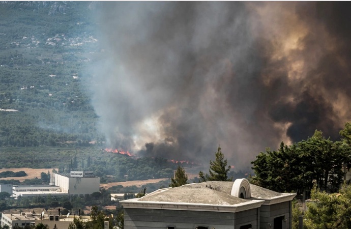 Φωτιά στη Βαρυμπόμπη: Έκκληση από το Εθνικό Αστεροσκοπείο – «Μείνετε σπίτι με κλειστά παράθυρα»