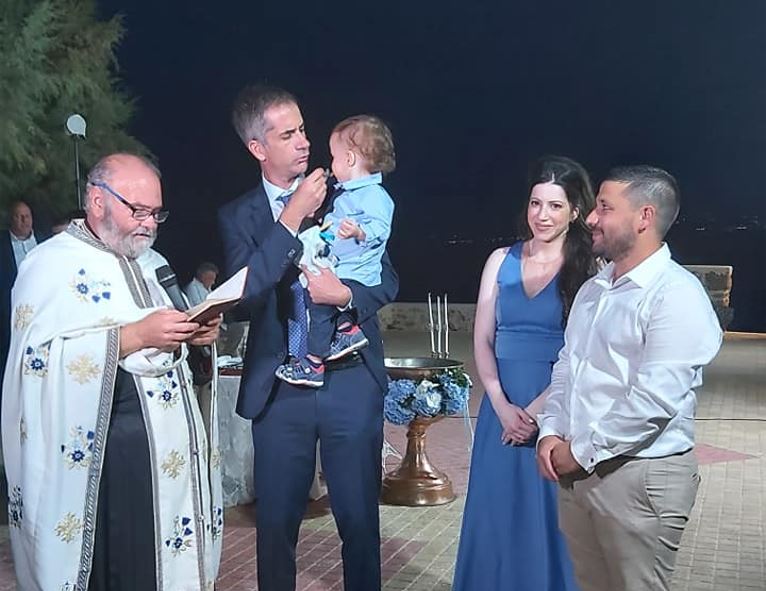 Νονός ο Κώστας Μπακογιάννης σε βάφτιση στα Χανιά-Έλαμπε από χαρά κρατώντας αγκαλιά τον μικρό Ανδρέα (Photos)