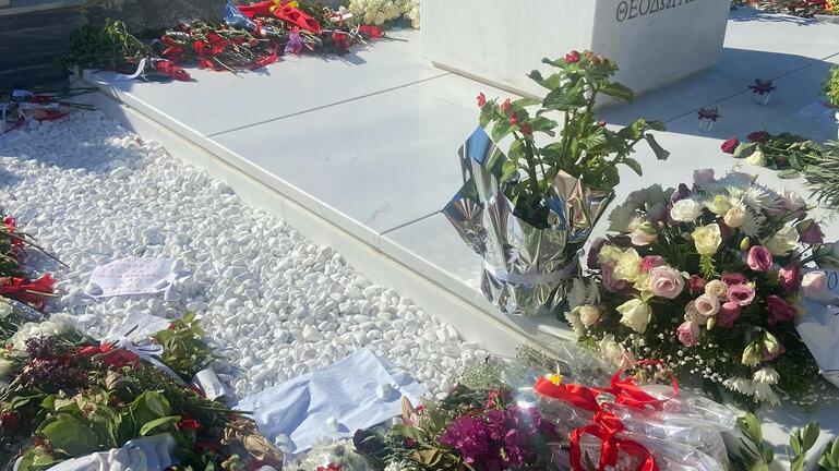 Γέμισαν με λουλούδια τον τάφο του Μίκη