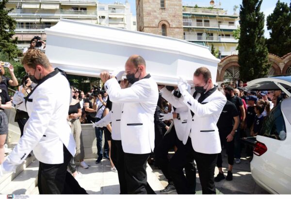Mad Clip: Συγκίνηση, δάκρυα και τραγούδια στο τελευταίο αντίο στον ράπερ που χάθηκε στην άσφαλτο