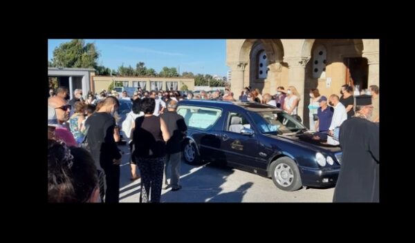 Ρόδος: Οδύνη και οργή στην κηδεία της 32χρονης Δώρας [Εικόνες]