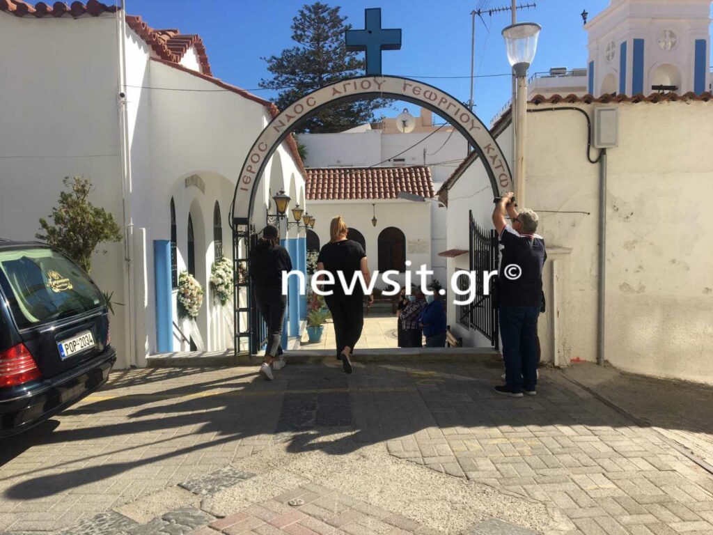 Έγκλημα στη Ρόδο: Nτυμένοι στα λευκά στην  κηδεία της Ντόρας που δολοφονήθηκε από τον πρώην σύντροφο της