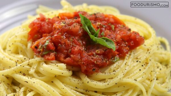 Καλοκαιρινή μακαρονάδα με σάλτσα ωμής ντομάτας