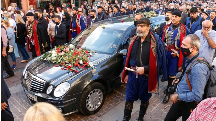 Η Ελλάδα αποχαιρετά τον Μίκη Θεοδωράκη: Συγκίνηση, 96 βρακοφόροι και πλήθος κόσμου στα Χανιά