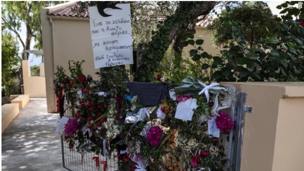 Μίκης Θεοδωράκης: Λουλούδια και σημειώματα στο πατρικό του σπίτι στον Γαλατά Χανίων