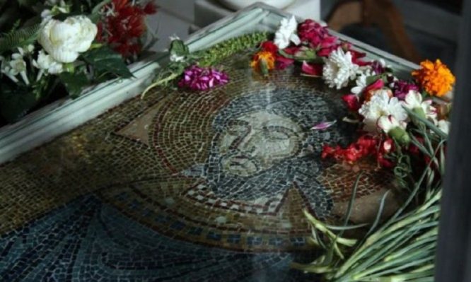 «Βλέπει ξαφνικά σαν όραμα μπροστά της μέσα σε μια λάμψη την εικόνα της μορφής του αγίου Ραφαήλ»