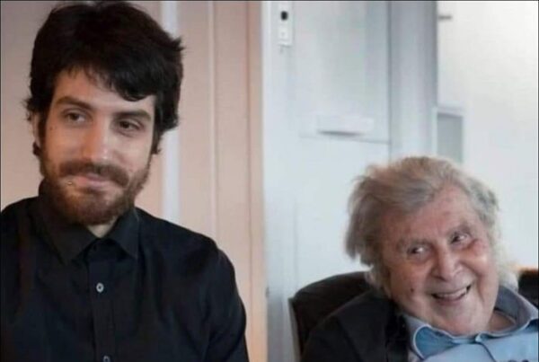 «Παππού μου μην ανησυχείς, η Κρήτη μας σε περιμένει» – Το μήνυμα του εγγονού του Μίκη Θεοδωράκη