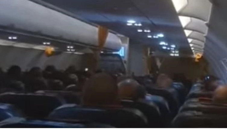 “Arrivederci Alitalia”: Συγκίνησε ο πιλότος στην τελευταία πτήση της εταιρείας – Δάκρυα και χειροκροτήματα  (Video)