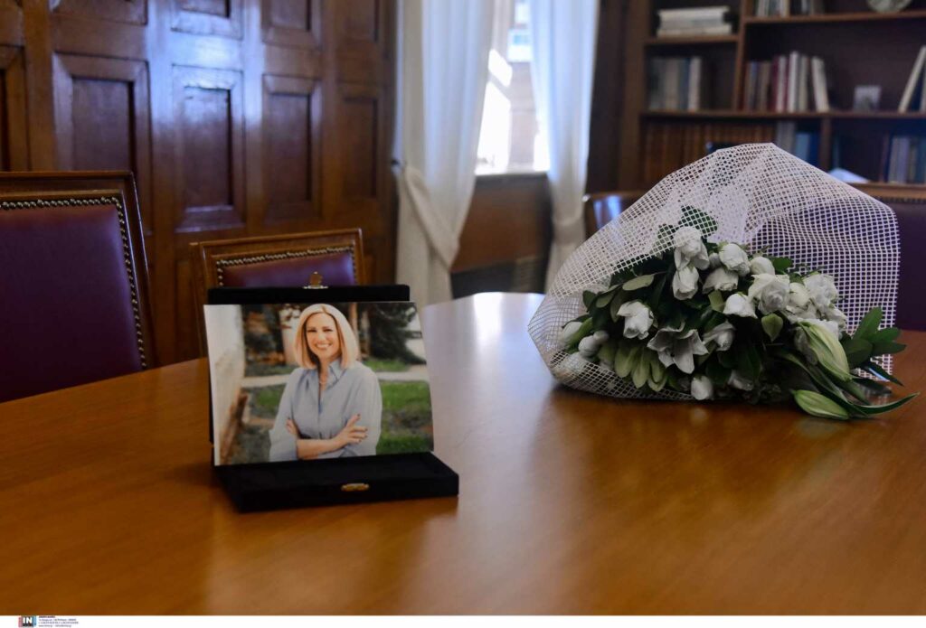 Φώφη Γεννηματά: Πλημμύρισε λουλούδια το γραφείο της στην Βουλή – Μεσίστιες οι σημαίες την Τετάρτη
