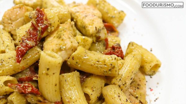 Πέννες με κοτόπουλο, πέστο βασιλικού και λιαστές ντομάτες