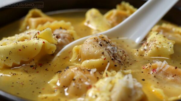 Τορτελίνια σούπα σε ζωμό λαχανικών