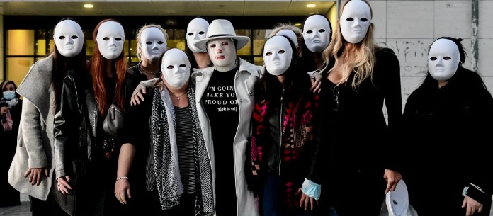 Συγκίνησαν οι φίλες της Ιωάννας-Φόρεσαν  λευκές μάσκες για να  την στηρίξουν  – Τι είπε η ίδια για την απόφαση του δικαστηρίου