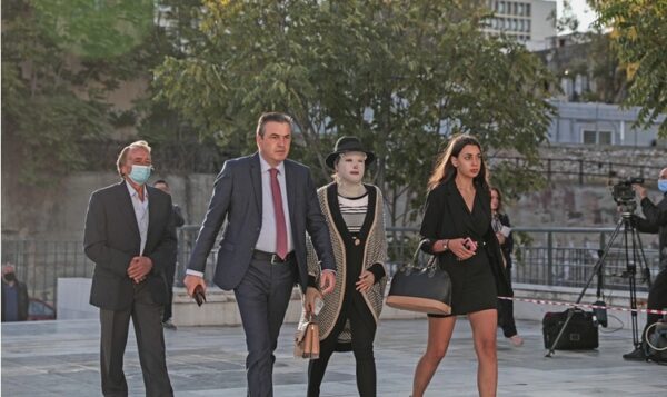 Επίθεση με βιτριόλι: Απούσα από τη δίκη η Έφη Κακαράντζουλα