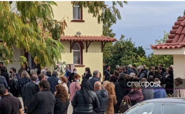 Ιεράπετρα: Απέραντη θλίψη στην κηδεία της 48χρονης Νεκταρίας – Η μητέρα της δεν γνωρίζει ότι την σκότωσε ο πρώην σύζυγος