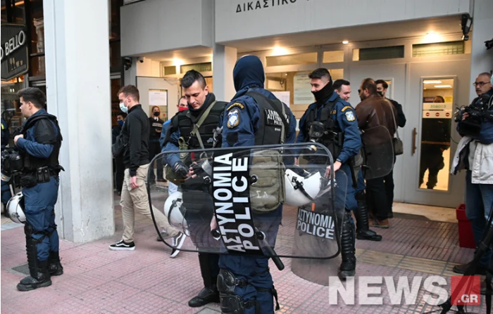 Στην εισαγγελία Πειραιά  με χειροπέδες οι επτά αστυνομικοί για την καταδίωξη στο Πέραμα (Εικόνες)