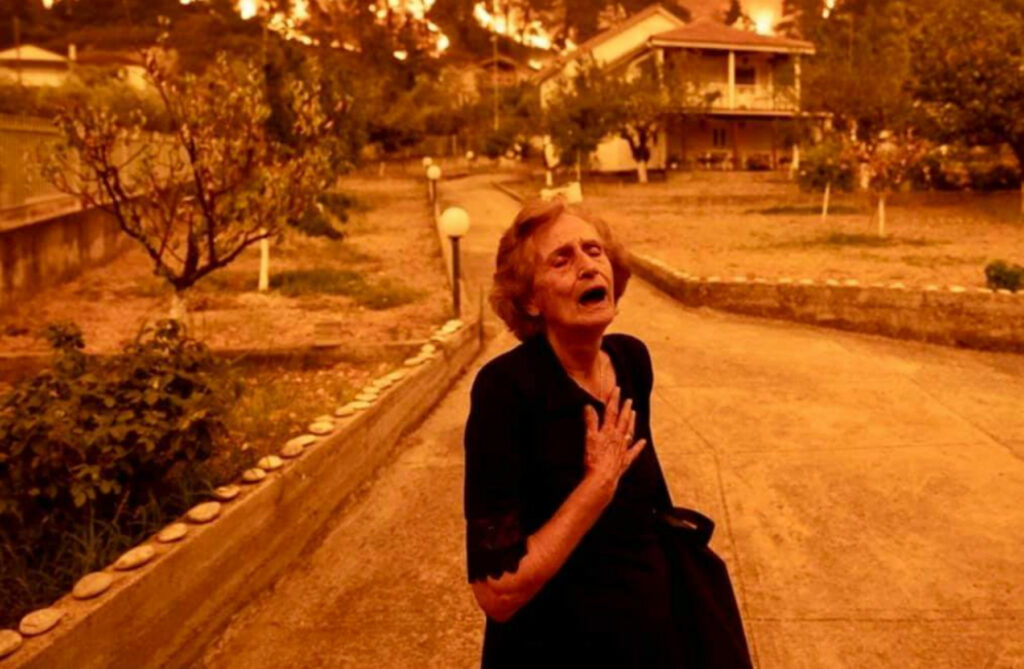 Time: Στις καλύτερες φωτογραφίες η κυρία Παναγιώτα από τις φωτιές στην Εύβοια