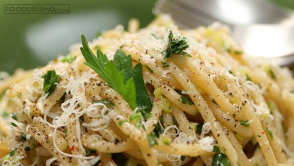 Εύκολα σπαγγέτι με αρωματική γκρεμολάτα