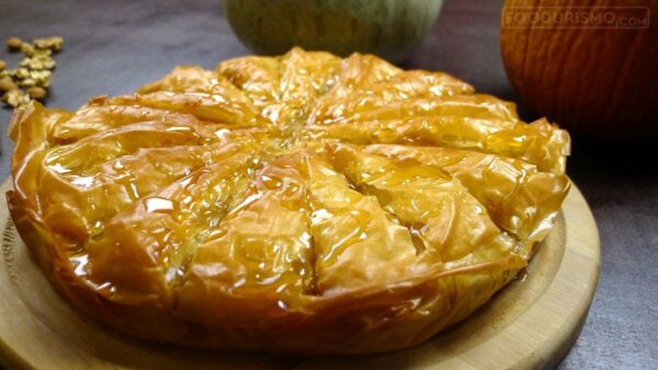 Γλυκιά κολοκυθόπιτα με μέλι και ξηρούς καρπούς