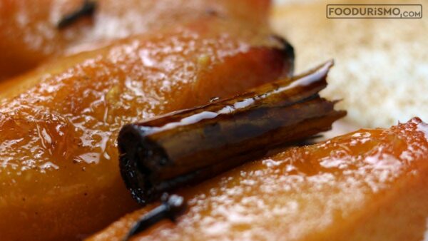 Κυδώνια ψητά με γλυκό κρασί, πορτοκάλι και μπαχαρικά