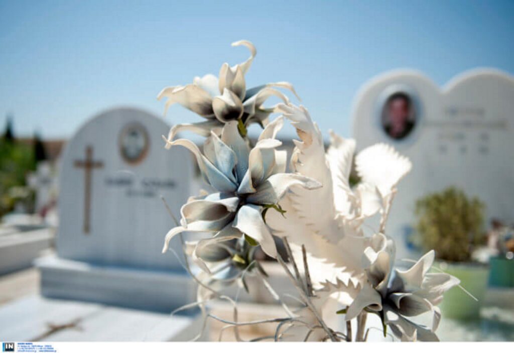 Αίγιο: Οργή και κατάρες στην κηδεία γυναίκας – Έξω φρενών οι συγγενείς από τις εικόνες που αντίκρισαν