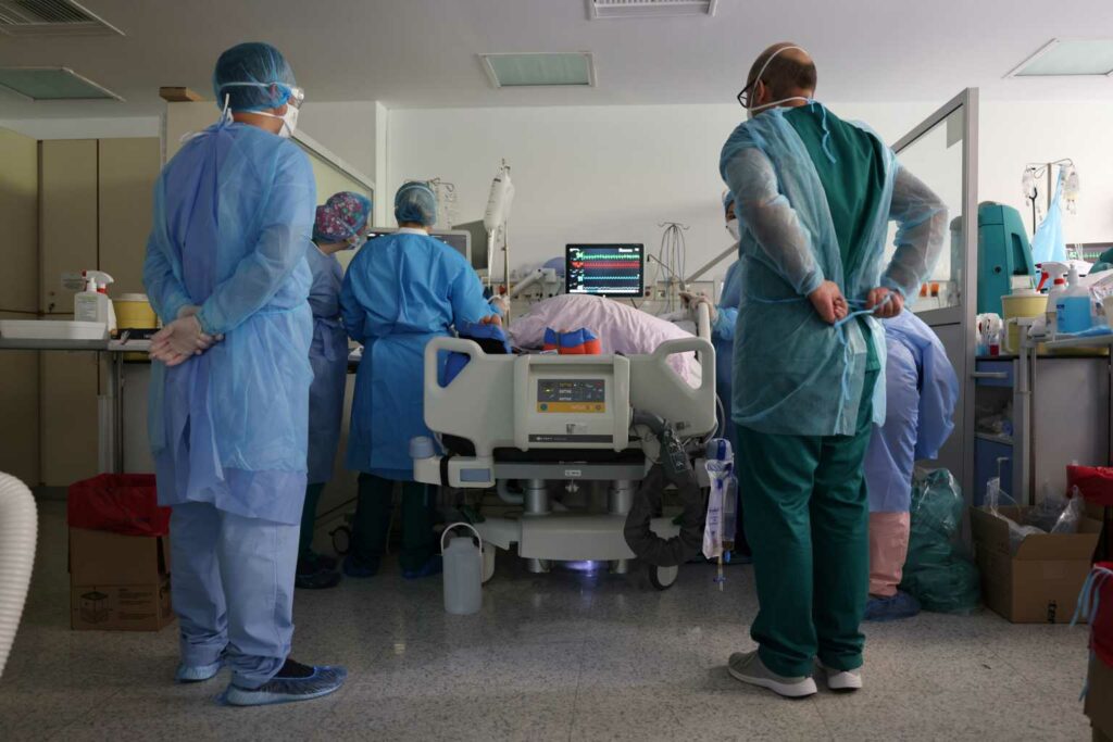 Σαρώνει ο κορονοϊός: Πάνω από 300 εισαγωγές ασθενών σε νοσοκομεία το τελευταίο 24ωρο