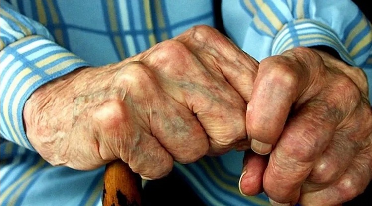 Καταδικάστηκε 80χρονη στον Βόλο γιατί ξυλοκοπούσε τον 90χρονο σύζυγό της