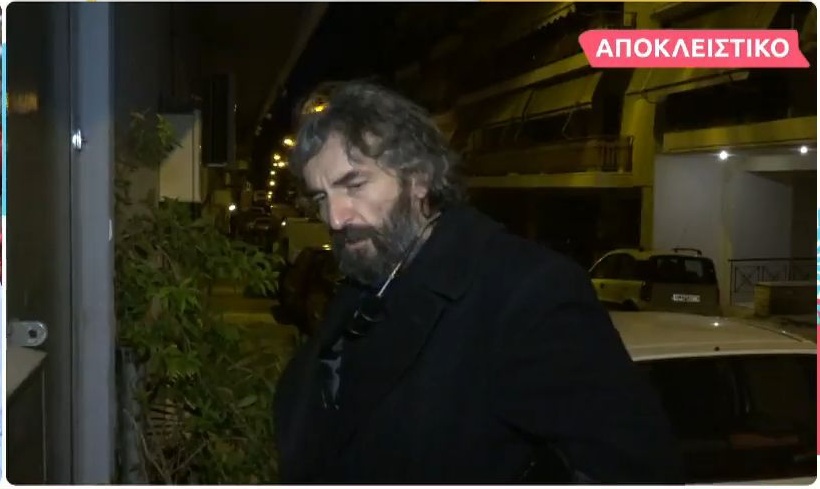 Άρης Σερβετάλης: Η πρώτη αντίδραση μετά την αποχώρηση από τον “Ρινόκερο” και η ευγενική του κίνηση στη δημοσιογράφο που τον περίμενε