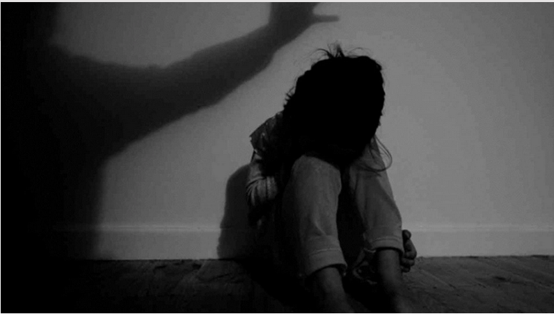 Σπίτι-κολαστήριο στη Νέα Σμύρνη: Πατέρας βασάνιζε και βίαζε τη 10χρονη κόρη του