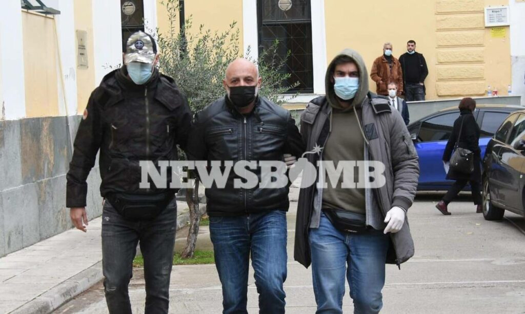 Aτάραχος και με το κεφάλι ψηλά στον εισαγγελέα ο 51χρονος που έσφαξε τον σύντροφο της μητέρας του