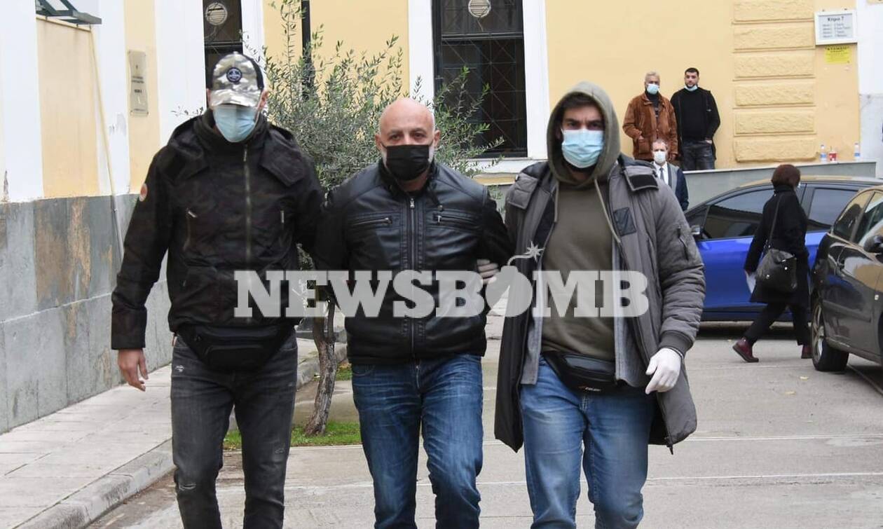 Aτάραχος και με το κεφάλι ψηλά στον εισαγγελέα ο 51χρονος που έσφαξε τον σύντροφο της μητέρας του