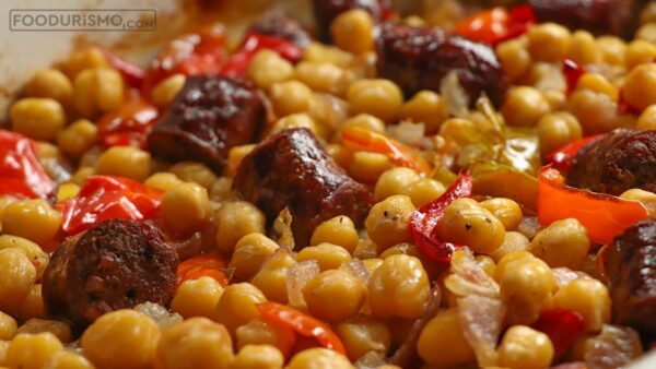 Ρεβύθια στο φούρνο με λουκάνικο και κάρυ