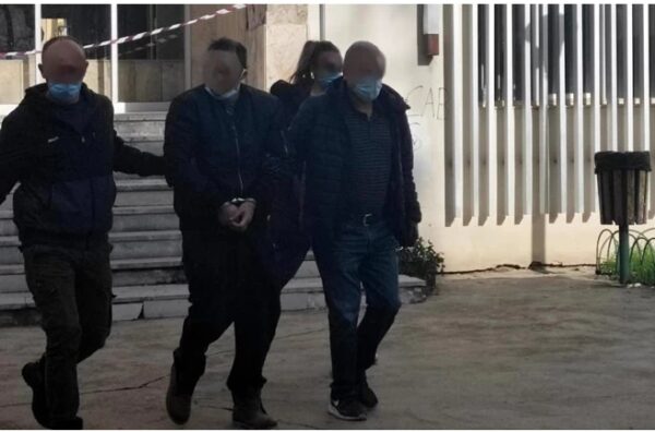 Αγρίνιο: Προφυλακίστηκε ο μητροκτόνος – Ακατάληπτα όσα είπε στην απολογία – Τι ζητά η οικογένειά του