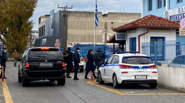 Πιερία: «Έλληνες Αυτόχθονες Ιθαγενείς» πέρασαν χειροπέδες και απήγαγαν διευθυντή Γυμνασίου σε σχολείο