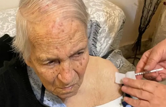 Βόλος: Γιαγιά 106 ετών εμβολιάστηκε για τον κορωνοϊό
